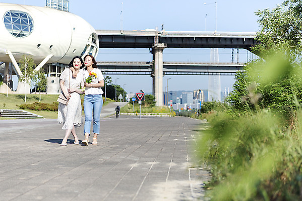 포토 JPG 주간 전신 우먼라이프 원피스 공원 여자 꽃 여유 데이트 어깨동무 20대 성인 야외 두명 앞모습 캐주얼 친구 소풍 마주보기 걷기 우정 산책 한국인 즐거움 한강 힐링 한강공원 가교 싱글라이프 성인여자만 소확행 국내포토 자연요소 식물 라이프스타일 건축물 옷 공공시설 감정 뷰포인트 포즈 관계 모션 휴식 서울 사람 동양인 청년 야외활동 신조어 랜드마크 여자만 성인만 파일형식
