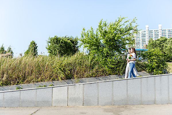 포토 JPG 주간 전신 우먼라이프 원피스 공원 여자 여유 데이트 20대 성인 야외 두명 옆모습 캐주얼 친구 소풍 걷기 우정 산책 한국인 즐거움 한강 힐링 한강공원 싱글라이프 성인여자만 소확행 국내포토 자연요소 라이프스타일 옷 공공시설 감정 뷰포인트 관계 모션 휴식 서울 사람 동양인 청년 야외활동 신조어 랜드마크 여자만 성인만 파일형식