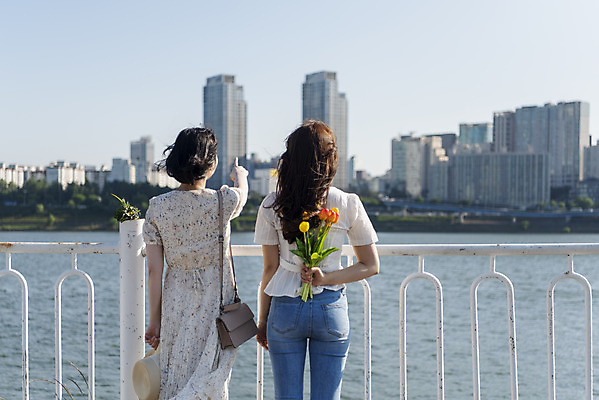 포토 JPG 주간 우먼라이프 원피스 공원 여자 꽃 여유 데이트 서기 들기 상반신 20대 성인 야외 두명 뒷모습 캐주얼 친구 소풍 우정 한국인 가리킴 즐거움 한강 힐링 한강공원 싱글라이프 성인여자만 소확행 국내포토 자연요소 식물 라이프스타일 옷 공공시설 감정 뷰포인트 관계 모션 서울 사람 동양인 손짓 청년 야외활동 신조어 랜드마크 여자만 성인만 파일형식