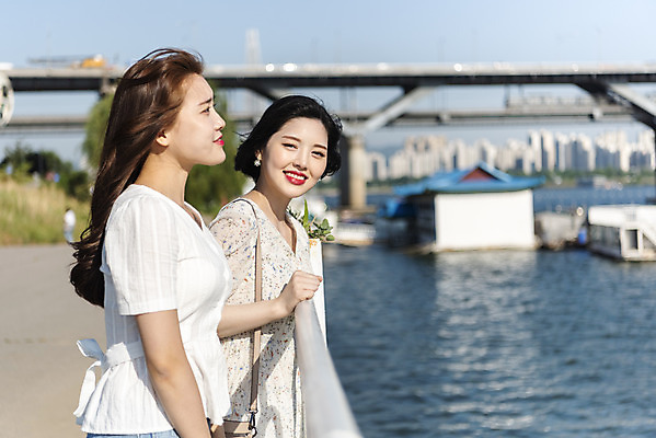 포토 JPG 주간 우먼라이프 응시 원피스 공원 여자 여유 데이트 서기 미소 상반신 20대 성인 야외 두명 옆모습 캐주얼 친구 소풍 우정 한국인 즐거움 한강 힐링 한강공원 가교 싱글라이프 성인여자만 소확행 국내포토 자연요소 라이프스타일 건축물 시선 옷 공공시설 감정 뷰포인트 관계 모션 서울 표정 사람 동양인 청년 야외활동 신조어 랜드마크 여자만 성인만 파일형식