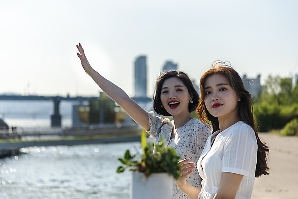 포토 JPG 주간 우먼라이프 원피스 공원 여자 꽃 여유 데이트 서기 미소 상반신 20대 성인 야외 두명 옆모습 캐주얼 친구 소풍 손들기 우정 한국인 즐거움 한강 힐링 한강공원 싱글라이프 성인여자만 소확행 국내포토 자연요소 식물 라이프스타일 옷 공공시설 감정 뷰포인트 관계 모션 서울 표정 사람 동양인 청년 야외활동 신조어 랜드마크 여자만 성인만 파일형식