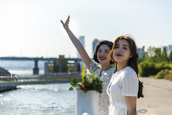 포토 JPG 주간 우먼라이프 원피스 공원 여자 여유 데이트 서기 상반신 20대 성인 야외 두명 캐주얼 친구 소풍 손들기 우정 한국인 즐거움 한강 힐링 한강공원 싱글라이프 성인여자만 소확행 국내포토 자연요소 라이프스타일 옷 공공시설 감정 관계 모션 서울 사람 동양인 청년 야외활동 신조어 랜드마크 여자만 성인만 파일형식