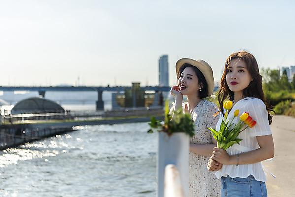 포토 JPG 주간 우먼라이프 원피스 공원 여자 꽃 여유 데이트 서기 미소 상반신 20대 성인 야외 두명 옆모습 캐주얼 친구 소풍 우정 한국인 즐거움 한강 힐링 한강공원 싱글라이프 성인여자만 소확행 국내포토 자연요소 식물 라이프스타일 옷 공공시설 감정 뷰포인트 관계 모션 서울 표정 사람 동양인 청년 야외활동 신조어 랜드마크 여자만 성인만 파일형식
