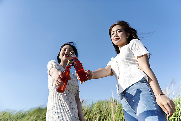 포토 JPG 주간 우먼라이프 원피스 공원 여자 여유 음료 로우앵글 데이트 하늘 서기 들기 상반신 20대 성인 야외 두명 앞모습 옆모습 캐주얼 친구 소풍 우정 한국인 즐거움 한강 건배 병음료 한강공원 싱글라이프 성인여자만 소확행 국내포토 자연요소 라이프스타일 옷 공공시설 감정 뷰포인트 관계 모션 서울 사람 동양인 청년 야외활동 신조어 랜드마크 여자만 성인만 파일형식