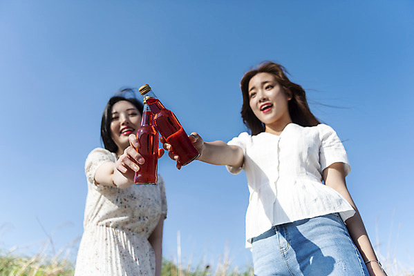 포토 JPG 주간 우먼라이프 원피스 공원 여자 여유 음료 로우앵글 데이트 하늘 서기 들기 상반신 20대 성인 야외 두명 앞모습 아웃포커스 캐주얼 친구 소풍 우정 한국인 즐거움 한강 건배 병음료 한강공원 싱글라이프 성인여자만 소확행 국내포토 자연요소 라이프스타일 옷 공공시설 감정 뷰포인트 관계 모션 서울 촬영기법 사람 동양인 청년 야외활동 신조어 랜드마크 여자만 성인만 파일형식