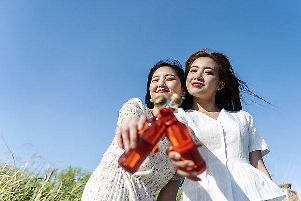 포토 JPG 주간 우먼라이프 원피스 공원 여자 여유 음료 로우앵글 데이트 하늘 서기 들기 상반신 20대 성인 야외 두명 앞모습 캐주얼 친구 소풍 우정 한국인 즐거움 한강 건배 병음료 한강공원 싱글라이프 성인여자만 소확행 국내포토 자연요소 라이프스타일 옷 공공시설 감정 뷰포인트 관계 모션 서울 사람 동양인 청년 야외활동 신조어 랜드마크 여자만 성인만 파일형식