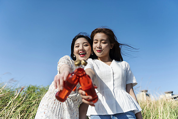 포토 JPG 주간 우먼라이프 원피스 공원 여자 여유 음료 로우앵글 데이트 하늘 서기 들기 상반신 20대 성인 야외 두명 앞모습 캐주얼 친구 소풍 우정 한국인 즐거움 한강 건배 병음료 한강공원 싱글라이프 성인여자만 소확행 국내포토 자연요소 라이프스타일 옷 공공시설 감정 뷰포인트 관계 모션 서울 사람 동양인 청년 야외활동 신조어 랜드마크 여자만 성인만 파일형식