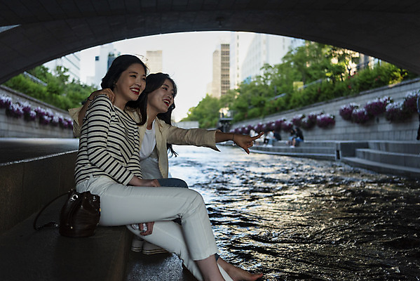 포토 JPG 주간 전신 우먼라이프 여자 여유 데이트 휴식 미소 앉기 20대 성인 야외 두명 옆모습 캐주얼 친구 소풍 우정 한국인 즐거움 힐링 청계천 싱글라이프 성인여자만 소확행 국내포토 자연요소 라이프스타일 옷 감정 뷰포인트 컨셉 관계 모션 서울 표정 사람 동양인 청년 강 야외활동 신조어 랜드마크 여자만 성인만 파일형식