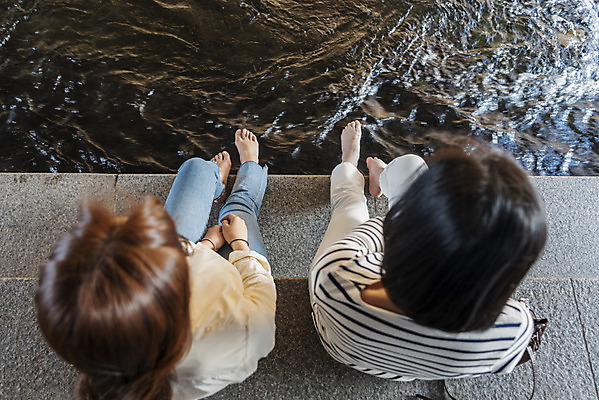 포토 JPG 주간 전신 우먼라이프 여자 여유 데이트 맨발 휴식 앉기 20대 성인 야외 두명 캐주얼 친구 하이앵글 소풍 우정 한국인 즐거움 힐링 청계천 싱글라이프 성인여자만 소확행 국내포토 자연요소 라이프스타일 옷 감정 뷰포인트 컨셉 관계 모션 발 서울 사람 동양인 청년 강 야외활동 신조어 랜드마크 여자만 성인만 파일형식