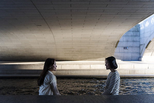 포토 JPG 주간 우먼라이프 여자 여유 데이트 휴식 앉기 상반신 20대 성인 야외 두명 옆모습 캐주얼 친구 소풍 마주보기 우정 한국인 즐거움 힐링 청계천 싱글라이프 성인여자만 소확행 국내포토 자연요소 라이프스타일 옷 감정 뷰포인트 컨셉 관계 모션 서울 사람 동양인 청년 강 야외활동 신조어 랜드마크 여자만 성인만 파일형식