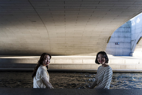 포토 JPG 주간 우먼라이프 여자 여유 데이트 휴식 앉기 상반신 20대 성인 야외 두명 옆모습 캐주얼 친구 소풍 우정 한국인 즐거움 힐링 청계천 싱글라이프 성인여자만 소확행 국내포토 자연요소 라이프스타일 옷 감정 뷰포인트 컨셉 관계 모션 서울 사람 동양인 청년 강 야외활동 신조어 랜드마크 여자만 성인만 파일형식