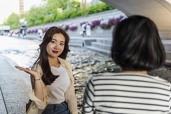 포토 JPG 주간 우먼라이프 여자 여유 데이트 휴식 미소 앉기 손짓 상반신 20대 성인 야외 두명 앞모습 뒷모습 캐주얼 친구 소풍 우정 한국인 즐거움 힐링 청계천 싱글라이프 성인여자만 소확행 국내포토 자연요소 라이프스타일 옷 감정 뷰포인트 컨셉 관계 모션 서울 표정 사람 동양인 청년 강 야외활동 신조어 랜드마크 여자만 성인만 파일형식