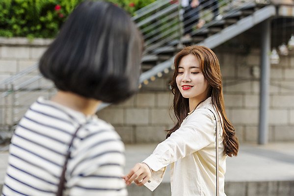 포토 JPG 주간 우먼라이프 여자 데이트 서기 미소 상반신 20대 성인 야외 두명 옆모습 캐주얼 친구 소풍 우정 한국인 손내밀기 즐거움 청계천 싱글라이프 성인여자만 소확행 국내포토 자연요소 라이프스타일 옷 감정 뷰포인트 관계 모션 서울 표정 사람 동양인 손짓 청년 강 야외활동 신조어 랜드마크 여자만 성인만 파일형식