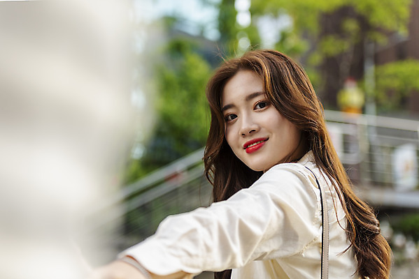 포토 JPG 주간 우먼라이프 여자 한명 서기 미소 상반신 20대 성인 야외 옆모습 아웃포커스 캐주얼 소풍 한국인 즐거움 청계천 싱글라이프 성인여자한명만 국내포토 자연요소 1 라이프스타일 옷 감정 뷰포인트 모션 서울 촬영기법 표정 사람 동양인 청년 강 야외활동 랜드마크 여자한명만 성인여자만 파일형식