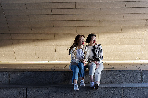 포토 JPG 주간 전신 우먼라이프 응시 여자 여유 데이트 휴식 앉기 20대 성인 야외 두명 앞모습 캐주얼 친구 소풍 우정 한국인 즐거움 힐링 청계천 싱글라이프 성인여자만 소확행 국내포토 자연요소 라이프스타일 시선 옷 감정 뷰포인트 컨셉 관계 모션 서울 사람 동양인 청년 강 야외활동 신조어 랜드마크 여자만 성인만 파일형식