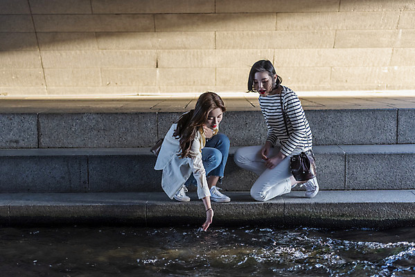 포토 JPG 주간 전신 우먼라이프 여자 여유 데이트 휴식 앉기 20대 성인 야외 두명 앞모습 옆모습 캐주얼 친구 소풍 우정 한국인 즐거움 힐링 청계천 싱글라이프 성인여자만 소확행 국내포토 자연요소 라이프스타일 옷 감정 뷰포인트 컨셉 관계 모션 서울 사람 동양인 청년 강 야외활동 신조어 랜드마크 여자만 성인만 파일형식
