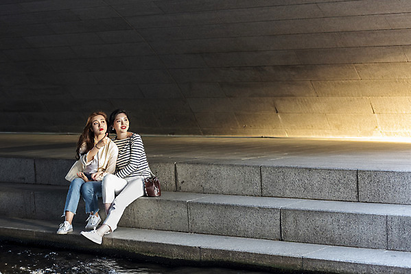 포토 JPG 주간 전신 우먼라이프 응시 여자 여유 데이트 휴식 앉기 20대 성인 야외 두명 앞모습 캐주얼 친구 소풍 우정 한국인 즐거움 힐링 청계천 싱글라이프 성인여자만 소확행 국내포토 자연요소 라이프스타일 시선 옷 감정 뷰포인트 컨셉 관계 모션 서울 사람 동양인 청년 강 야외활동 신조어 랜드마크 여자만 성인만 파일형식