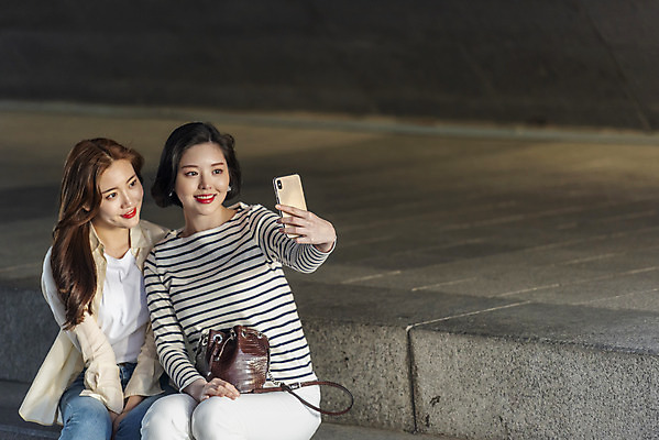 포토 JPG 주간 우먼라이프 여자 여유 데이트 휴식 미소 앉기 상반신 20대 성인 야외 두명 앞모습 캐주얼 친구 스마트폰 소풍 우정 한국인 셀프카메라 즐거움 힐링 청계천 싱글라이프 성인여자만 소확행 국내포토 자연요소 라이프스타일 옷 감정 뷰포인트 컨셉 관계 모션 서울 표정 사람 동양인 청년 핸드폰 스마트기기 강 야외활동 사진촬영 신조어 랜드마크 여자만 성인만 파일형식