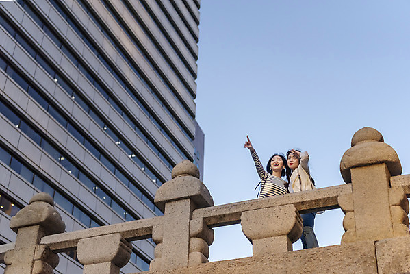 포토 JPG 주간 우먼라이프 응시 여자 로우앵글 데이트 서기 상반신 20대 성인 야외 두명 앞모습 캐주얼 친구 소풍 우정 한국인 가리킴 즐거움 청계천 가교 싱글라이프 성인여자만 소확행 국내포토 자연요소 라이프스타일 건축물 시선 옷 감정 뷰포인트 관계 모션 서울 사람 동양인 손짓 청년 강 야외활동 신조어 랜드마크 여자만 성인만 파일형식