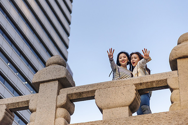 포토 JPG 주간 우먼라이프 응시 여자 로우앵글 데이트 서기 상반신 20대 성인 야외 두명 앞모습 캐주얼 친구 소풍 우정 한국인 즐거움 손인사 청계천 가교 싱글라이프 성인여자만 소확행 국내포토 자연요소 라이프스타일 건축물 시선 옷 감정 뷰포인트 관계 모션 서울 사람 동양인 청년 강 야외활동 인사 신조어 랜드마크 여자만 성인만 파일형식