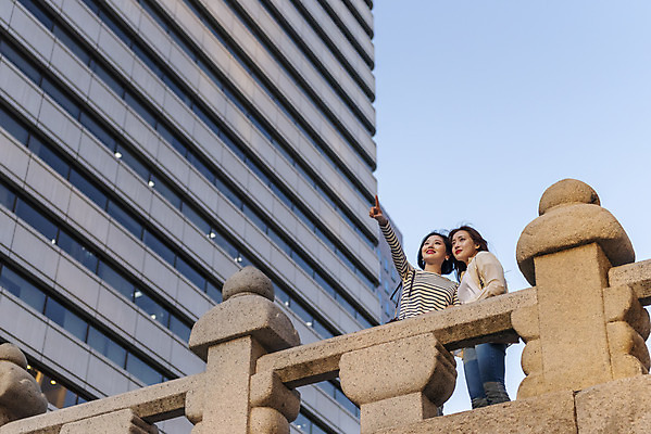 포토 JPG 주간 우먼라이프 응시 여자 로우앵글 데이트 서기 상반신 20대 성인 야외 두명 앞모습 캐주얼 친구 소풍 우정 한국인 가리킴 즐거움 청계천 가교 싱글라이프 성인여자만 소확행 국내포토 자연요소 라이프스타일 건축물 시선 옷 감정 뷰포인트 관계 모션 서울 사람 동양인 손짓 청년 강 야외활동 신조어 랜드마크 여자만 성인만 파일형식