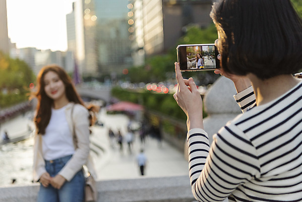 포토 JPG 주간 우먼라이프 여자 데이트 서기 들기 상반신 20대 성인 야외 두명 앞모습 뒷모습 아웃포커스 캐주얼 친구 스마트폰 소풍 사진촬영 우정 한국인 즐거움 청계천 가교 싱글라이프 성인여자만 소확행 국내포토 자연요소 라이프스타일 건축물 옷 감정 뷰포인트 관계 모션 서울 촬영기법 사람 동양인 청년 핸드폰 스마트기기 강 야외활동 촬영 신조어 랜드마크 여자만 성인만 파일형식
