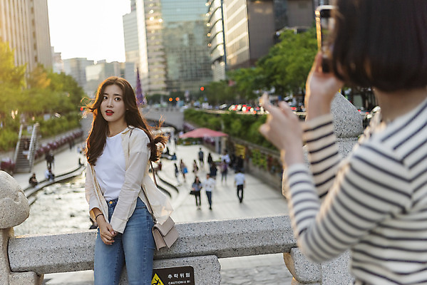 포토 JPG 주간 우먼라이프 여자 데이트 서기 들기 상반신 20대 성인 야외 두명 앞모습 뒷모습 아웃포커스 캐주얼 친구 스마트폰 소풍 사진촬영 우정 한국인 즐거움 청계천 가교 싱글라이프 성인여자만 소확행 국내포토 자연요소 라이프스타일 건축물 옷 감정 뷰포인트 관계 모션 서울 촬영기법 사람 동양인 청년 핸드폰 스마트기기 강 야외활동 촬영 신조어 랜드마크 여자만 성인만 파일형식