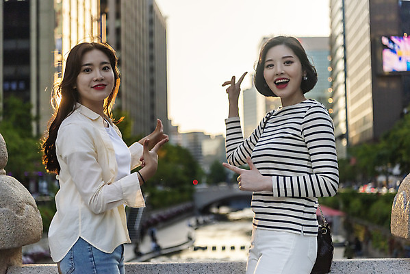 포토 JPG 주간 우먼라이프 여자 데이트 서기 미소 상반신 20대 성인 야외 두명 옆모습 캐주얼 친구 소풍 우정 한국인 가리킴 즐거움 청계천 가교 싱글라이프 성인여자만 소확행 국내포토 자연요소 라이프스타일 건축물 옷 감정 뷰포인트 관계 모션 서울 표정 사람 동양인 손짓 청년 강 야외활동 신조어 랜드마크 여자만 성인만 파일형식