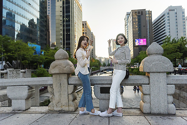 포토 JPG 주간 전신 우먼라이프 여자 데이트 안내 서기 미소 손짓 20대 성인 야외 두명 옆모습 캐주얼 친구 소풍 우정 한국인 가리킴 알림 즐거움 청계천 가교 싱글라이프 성인여자만 소확행 국내포토 자연요소 라이프스타일 건축물 옷 감정 뷰포인트 관계 모션 서울 표정 사람 동양인 청년 강 야외활동 신조어 랜드마크 여자만 성인만 파일형식