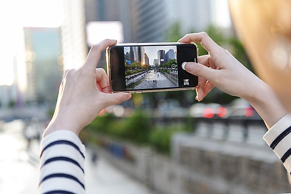 포토 JPG 주간 우먼라이프 손 여자 데이트 들기 20대 성인 야외 두명 신체부위 캐주얼 친구 스마트폰 소풍 사진촬영 우정 한국인 즐거움 청계천 싱글라이프 성인여자만 국내포토 자연요소 라이프스타일 옷 감정 관계 모션 서울 사람 동양인 청년 핸드폰 스마트기기 강 야외활동 촬영 랜드마크 여자만 성인만 파일형식