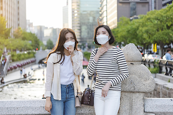 포토 JPG 주간 우먼라이프 여자 데이트 마스크 서기 상반신 20대 성인 야외 두명 캐주얼 친구 소풍 우정 한국인 감기 청계천 불쾌함 기침 황사 가교 싱글라이프 성인여자만 미세먼지 불편함 코로나바이러스 국내포토 자연요소 라이프스타일 건축물 옷 감정 관계 모션 서울 사람 동양인 청년 강 야외활동 감각 바이러스 질병 먼지 랜드마크 여자만 성인만 파일형식
