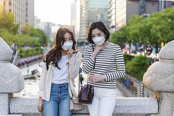 포토 JPG 주간 우먼라이프 여자 데이트 마스크 서기 상반신 20대 성인 야외 두명 캐주얼 친구 소풍 우정 한국인 감기 청계천 불쾌함 기침 황사 가교 싱글라이프 성인여자만 미세먼지 불편함 코로나바이러스 국내포토 자연요소 라이프스타일 건축물 옷 감정 관계 모션 서울 사람 동양인 청년 강 야외활동 감각 바이러스 질병 먼지 랜드마크 여자만 성인만 파일형식