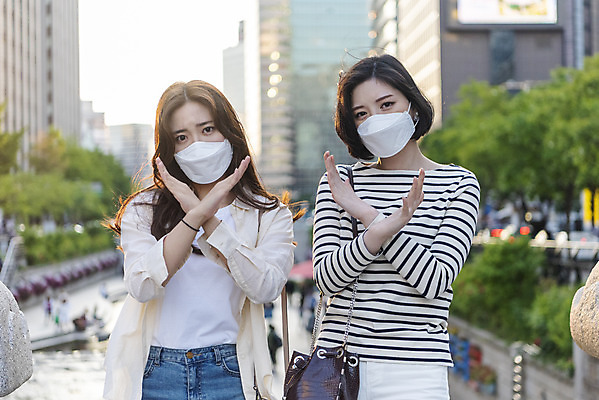 포토 JPG 주간 우먼라이프 여자 데이트 마스크 서기 상반신 20대 성인 야외 두명 캐주얼 친구 소풍 우정 한국인 감기 청계천 불쾌함 기침 황사 가교 싱글라이프 성인여자만 미세먼지 불편함 코로나바이러스 국내포토 자연요소 라이프스타일 건축물 옷 감정 관계 모션 서울 사람 동양인 청년 강 야외활동 감각 바이러스 질병 먼지 랜드마크 여자만 성인만 파일형식