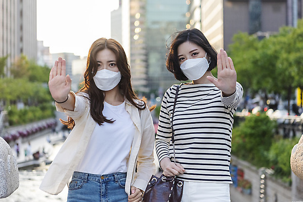 포토 JPG 주간 우먼라이프 여자 데이트 마스크 서기 상반신 20대 성인 야외 두명 캐주얼 친구 소풍 우정 한국인 감기 청계천 불쾌함 기침 황사 가교 싱글라이프 성인여자만 미세먼지 불편함 코로나바이러스 국내포토 자연요소 라이프스타일 건축물 옷 감정 관계 모션 서울 사람 동양인 청년 강 야외활동 감각 바이러스 질병 먼지 랜드마크 여자만 성인만 파일형식