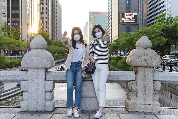 포토 JPG 주간 전신 우먼라이프 여자 데이트 마스크 서기 20대 성인 야외 두명 캐주얼 친구 소풍 우정 한국인 감기 청계천 불쾌함 기침 황사 가교 싱글라이프 성인여자만 미세먼지 불편함 코로나바이러스 국내포토 자연요소 라이프스타일 건축물 옷 감정 관계 모션 서울 사람 동양인 청년 강 야외활동 감각 바이러스 질병 먼지 랜드마크 여자만 성인만 파일형식