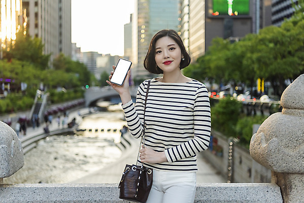 포토 JPG 주간 우먼라이프 여자 안내 한명 서기 들기 상반신 20대 성인 야외 앞모습 캐주얼 스마트폰 소풍 한국인 알림 즐거움 청계천 가교 싱글라이프 성인여자한명만 국내포토 자연요소 1 라이프스타일 건축물 옷 감정 뷰포인트 모션 서울 사람 동양인 청년 핸드폰 스마트기기 강 야외활동 랜드마크 여자한명만 성인여자만 파일형식