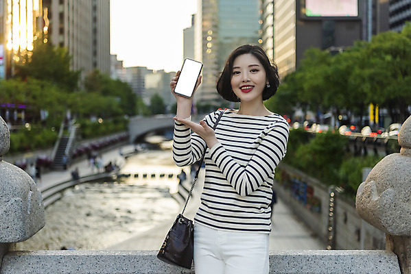 포토 JPG 주간 우먼라이프 여자 안내 한명 서기 들기 상반신 20대 성인 야외 앞모습 캐주얼 스마트폰 소풍 한국인 알림 즐거움 청계천 가교 싱글라이프 성인여자한명만 국내포토 자연요소 1 라이프스타일 건축물 옷 감정 뷰포인트 모션 서울 사람 동양인 청년 핸드폰 스마트기기 강 야외활동 랜드마크 여자한명만 성인여자만 파일형식