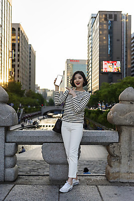 포토 JPG 주간 전신 우먼라이프 여자 안내 한명 서기 들기 20대 성인 야외 앞모습 캐주얼 스마트폰 소풍 한국인 알림 즐거움 청계천 가교 싱글라이프 성인여자한명만 국내포토 자연요소 1 라이프스타일 건축물 옷 감정 뷰포인트 모션 서울 사람 동양인 청년 핸드폰 스마트기기 강 야외활동 랜드마크 여자한명만 성인여자만 파일형식