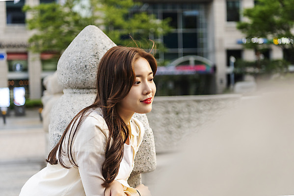 포토 JPG 주간 우먼라이프 응시 여자 여유 한명 서기 미소 상반신 20대 성인 야외 옆모습 아웃포커스 소풍 기댐 한국인 즐거움 청계천 싱글라이프 성인여자한명만 국내포토 자연요소 1 라이프스타일 시선 감정 뷰포인트 모션 서울 촬영기법 표정 사람 동양인 청년 강 야외활동 랜드마크 여자한명만 성인여자만 파일형식