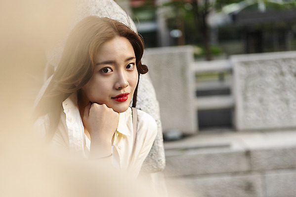 포토 JPG 주간 우먼라이프 응시 여자 여유 한명 서기 미소 상반신 20대 성인 야외 옆모습 아웃포커스 소풍 기댐 한국인 즐거움 청계천 싱글라이프 성인여자한명만 국내포토 자연요소 1 라이프스타일 시선 감정 뷰포인트 모션 서울 촬영기법 표정 사람 동양인 청년 강 야외활동 랜드마크 여자한명만 성인여자만 파일형식