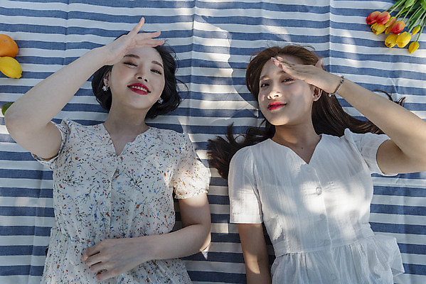 포토 JPG 주간 우먼라이프 원피스 공원 여자 여유 데이트 휴식 상반신 20대 성인 야외 두명 앞모습 캐주얼 친구 하이앵글 눕기 소풍 우정 한국인 즐거움 돗자리 한강 힐링 한강공원 싱글라이프 성인여자만 소확행 국내포토 자연요소 라이프스타일 옷 공공시설 감정 뷰포인트 컨셉 관계 모션 서울 사람 동양인 청년 야외활동 신조어 랜드마크 여자만 성인만 파일형식