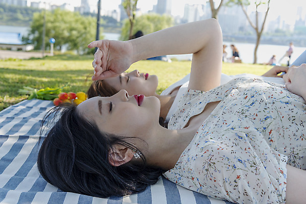 포토 JPG 주간 우먼라이프 원피스 공원 여자 여유 데이트 휴식 상반신 20대 성인 야외 두명 옆모습 캐주얼 친구 눕기 소풍 눈감음 우정 한국인 즐거움 돗자리 한강 힐링 한강공원 싱글라이프 성인여자만 소확행 국내포토 자연요소 라이프스타일 옷 공공시설 감정 뷰포인트 컨셉 관계 모션 서울 사람 동양인 청년 야외활동 신조어 랜드마크 여자만 성인만 파일형식