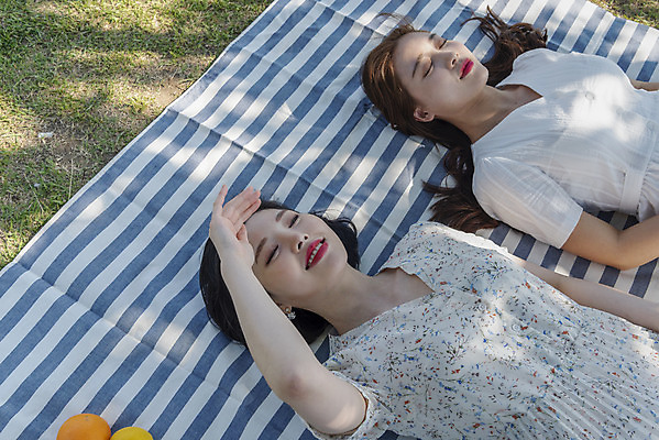 포토 JPG 주간 우먼라이프 원피스 공원 여자 여유 데이트 휴식 상반신 20대 성인 야외 두명 앞모습 캐주얼 친구 눕기 소풍 눈감음 우정 한국인 즐거움 돗자리 한강 힐링 한강공원 싱글라이프 성인여자만 소확행 국내포토 자연요소 라이프스타일 옷 공공시설 감정 뷰포인트 컨셉 관계 모션 서울 사람 동양인 청년 야외활동 신조어 랜드마크 여자만 성인만 파일형식