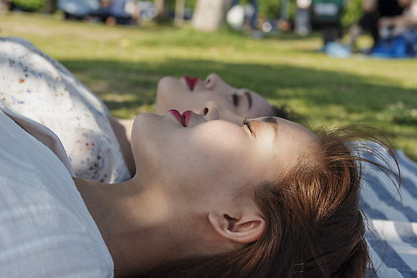 포토 JPG 주간 우먼라이프 공원 여자 여유 데이트 휴식 상반신 20대 성인 야외 두명 옆모습 친구 눕기 소풍 눈감음 우정 한국인 즐거움 돗자리 한강 힐링 한강공원 싱글라이프 성인여자만 소확행 국내포토 자연요소 라이프스타일 공공시설 감정 뷰포인트 컨셉 관계 모션 서울 사람 동양인 청년 야외활동 신조어 랜드마크 여자만 성인만 파일형식