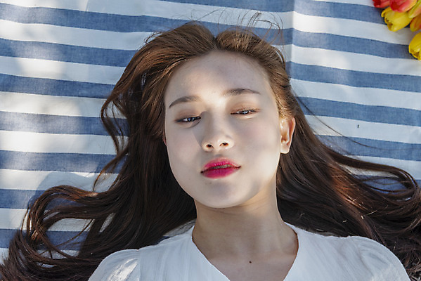 포토 JPG 주간 우먼라이프 응시 공원 여자 여유 데이트 휴식 한명 상반신 20대 성인 야외 앞모습 하이앵글 눕기 소풍 한국인 즐거움 돗자리 한강 힐링 한강공원 싱글라이프 성인여자한명만 소확행 국내포토 자연요소 1 라이프스타일 시선 공공시설 감정 뷰포인트 컨셉 모션 서울 사람 동양인 청년 야외활동 신조어 랜드마크 여자한명만 성인여자만 파일형식