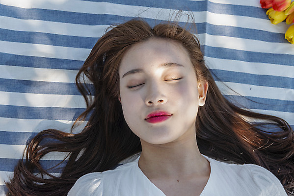 포토 JPG 주간 우먼라이프 공원 여자 여유 데이트 휴식 한명 상반신 20대 성인 야외 앞모습 하이앵글 눕기 소풍 눈감음 한국인 즐거움 돗자리 한강 힐링 한강공원 싱글라이프 성인여자한명만 소확행 국내포토 자연요소 1 라이프스타일 공공시설 감정 뷰포인트 컨셉 모션 서울 사람 동양인 청년 야외활동 신조어 랜드마크 여자한명만 성인여자만 파일형식