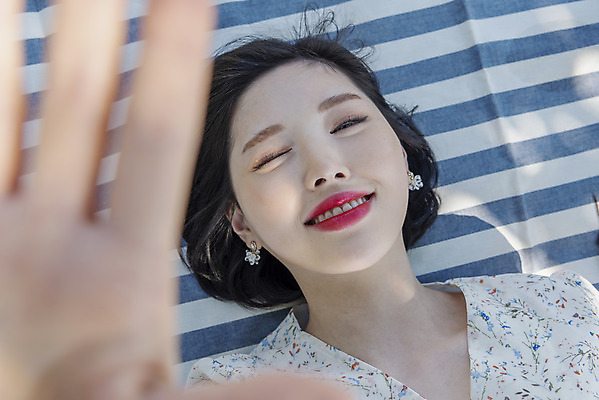 포토 JPG 주간 우먼라이프 공원 여자 여유 데이트 휴식 한명 미소 상반신 20대 성인 야외 앞모습 하이앵글 눕기 햇빛 소풍 눈감음 한국인 즐거움 돗자리 한강 힐링 한강공원 싱글라이프 성인여자한명만 소확행 국내포토 자연요소 1 라이프스타일 공공시설 감정 뷰포인트 컨셉 모션 서울 표정 사람 동양인 청년 태양 야외활동 신조어 랜드마크 여자한명만 성인여자만 파일형식