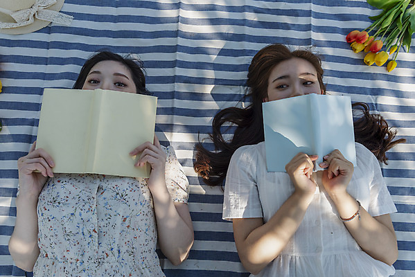 포토 JPG 주간 우먼라이프 원피스 공원 여자 여유 데이트 휴식 들기 상반신 20대 성인 야외 두명 앞모습 책 캐주얼 친구 하이앵글 눕기 소풍 우정 한국인 즐거움 돗자리 한강 힐링 한강공원 싱글라이프 성인여자만 소확행 국내포토 자연요소 라이프스타일 옷 공공시설 감정 뷰포인트 컨셉 관계 모션 서울 사람 동양인 청년 야외활동 신조어 랜드마크 여자만 성인만 파일형식