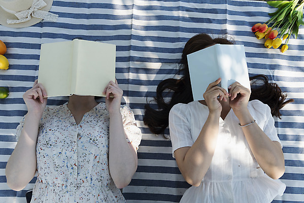 포토 JPG 주간 우먼라이프 원피스 공원 여자 여유 데이트 휴식 들기 상반신 20대 성인 야외 두명 앞모습 책 캐주얼 친구 하이앵글 눕기 소풍 우정 한국인 즐거움 돗자리 한강 힐링 한강공원 싱글라이프 성인여자만 소확행 국내포토 자연요소 라이프스타일 옷 공공시설 감정 뷰포인트 컨셉 관계 모션 서울 사람 동양인 청년 야외활동 신조어 랜드마크 여자만 성인만 파일형식