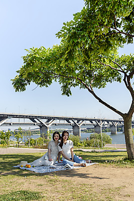 포토 JPG 주간 전신 나무 우먼라이프 원피스 공원 여자 여유 데이트 휴식 미소 앉기 20대 성인 야외 두명 앞모습 캐주얼 친구 소풍 우정 한국인 즐거움 돗자리 한강 힐링 한강공원 가교 싱글라이프 성인여자만 소확행 국내포토 자연요소 식물 라이프스타일 건축물 옷 공공시설 감정 뷰포인트 컨셉 관계 모션 서울 표정 사람 동양인 청년 야외활동 신조어 랜드마크 여자만 성인만 파일형식